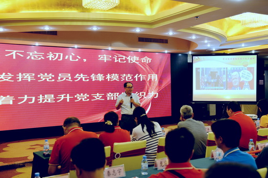 5，中共百色市田陽縣委黨校科研處主任、高級(jí)講師梁振耀現(xiàn)場(chǎng)講授黨課.jpg