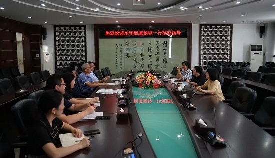 番禺區(qū)東環(huán)街黨工委副書記、街道辦事處主任何柳青一行到白云山潘高壽暖企走訪.jpg